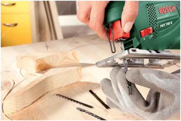 Электролобзик Bosch PST 700 E